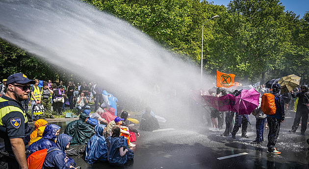 Aktivisté se lepili k dálnici v Haagu. Policie je vystříkala vodními děly