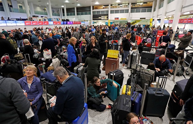 Británie uzavřena. Cestující uvízli ve frontách, nefungují elektronické brány