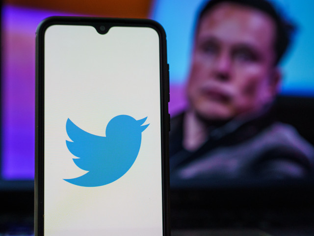 Muskův Twitter opouští kodex EU o dezinformacích