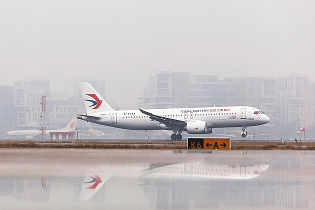 Čína vyslala na první komerční let stroj C919, překonala „košilové ponížení“