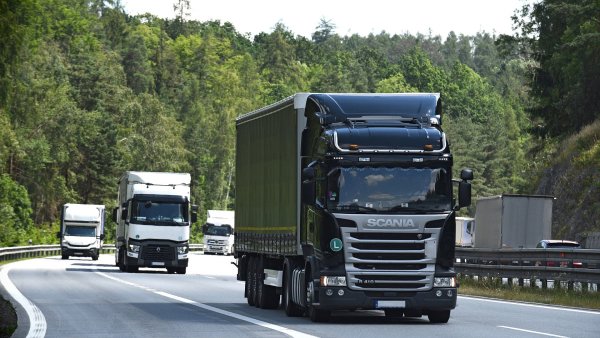 Jak omezit přetížené kamiony na dálnicích? Potřebujeme on-line přístup k datům z registru, říká starosta