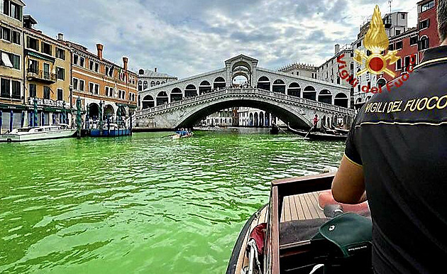 Kanál v Benátkách se zbarvil do zelené, podezřelými jsou aktivisté