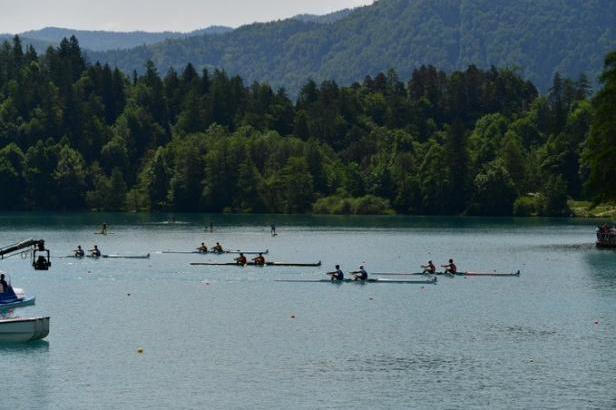 

ŽIVĚ: ME ve veslování na jezeře Bled, Neuhortová ve finiši urvala bronz

