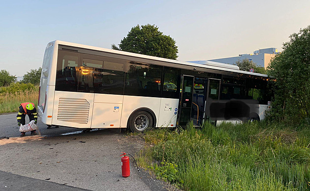 Po srážce s autem skončil autobus s cestujícími v příkopu. Řidič seatu jel opilý