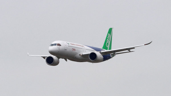 Prolomili jsme monopol Západu. Čínský letoun má konkurovat Boeingu a Airbusu, v neděli poprvé letěl s cestujícími