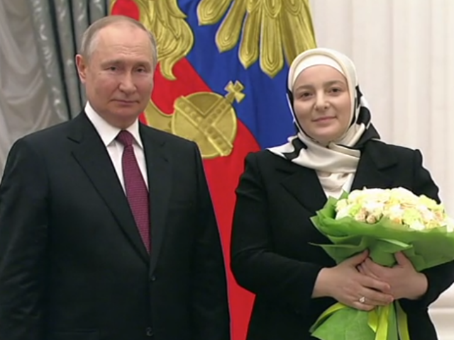 Putin předal Kadyrovově manželce vyznamenání „Matka hrdinka“. Za 13 dětí