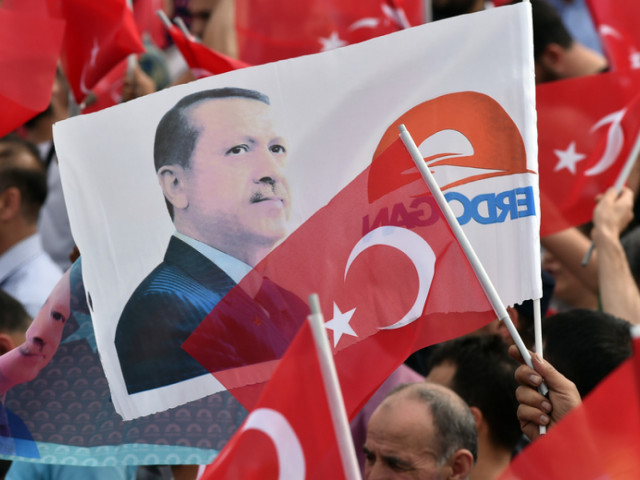 Turci rozhodnou, zda vymění Erdogana. V zemi začalo druhé kolo prezidentských voleb
