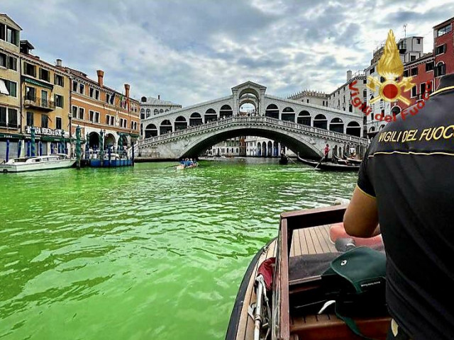 Benátské kanály pod útokem aktivistů? Záhadná zelená barva zbarvila Canal Grande