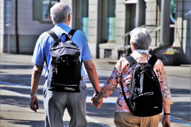 

Zvyšování věku odchodu do důchodu se bude týkat i lidí, kterým je dnes 57 let, zjistila ČT

