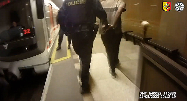 Policisté našli v chodbě metra zaklíněného muže, byl to uprchlý vězeň
