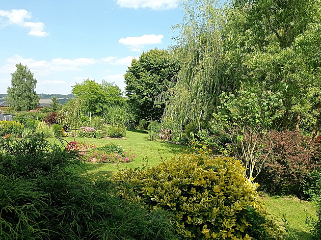 Rozlehlá zahrada s venkovskými prvky má nádherný výhled na Posázaví