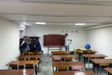 Škola na Ukrajině přestavuje sklep na kryt, kde se děti mohou schovat, ale také pokračovat ve výuce