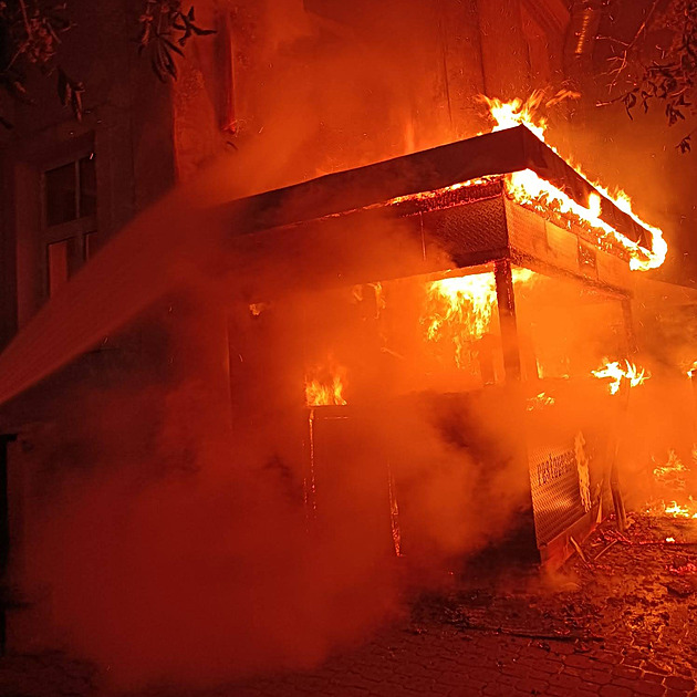 V Praze 6 hořel dřevěný altán, požár se rozšířil i na sousední dům