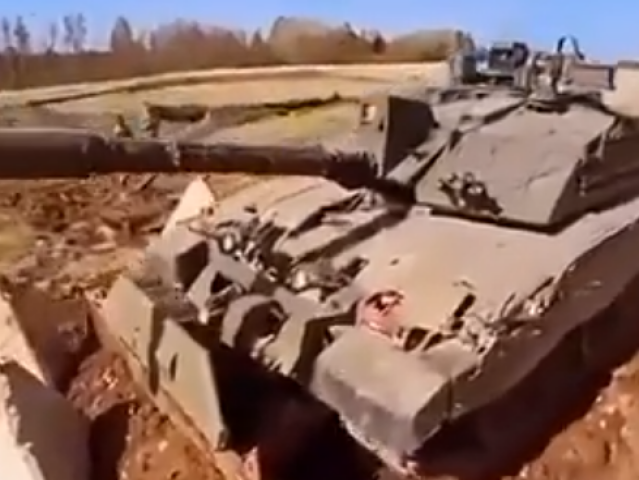 VIDEO: Challenger rozhrnuje dračí zuby Rusů. Musí je překonat i ukrajinská ofenzíva