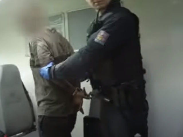 VIDEO: Uprchlý vězeň se ukrýval v pražském metru. Byl zaklíněný ve vzduchotechnice