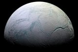 Dalekohled Jamese Webba zachytil gejzír vody na Saturnově měsíci. Mohl by být vhodný pro život