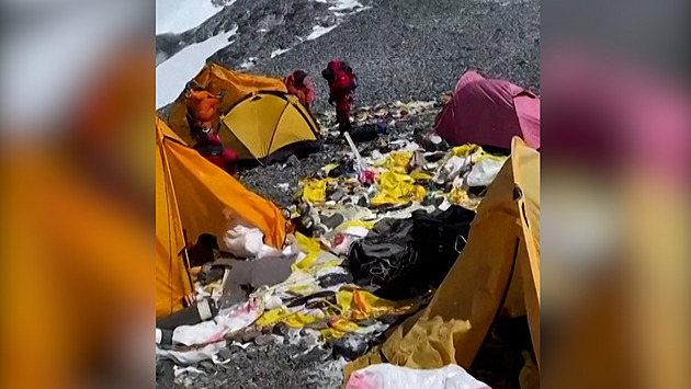 VIDEO: Everest zaplavily tuny odpadků, šerpové je nezvládají uklízet