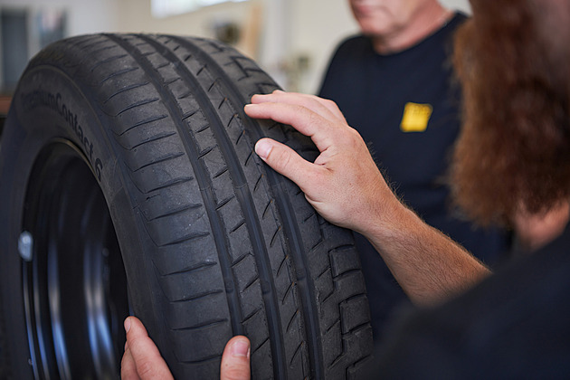 Češi začínají na přezouvání pneu šetřit. Za sadu gum platí o tisícovku víc