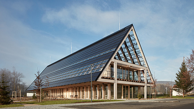 Prohlédněte si nejvyšší dřevěnou stavbu v Česku či domek na vodě