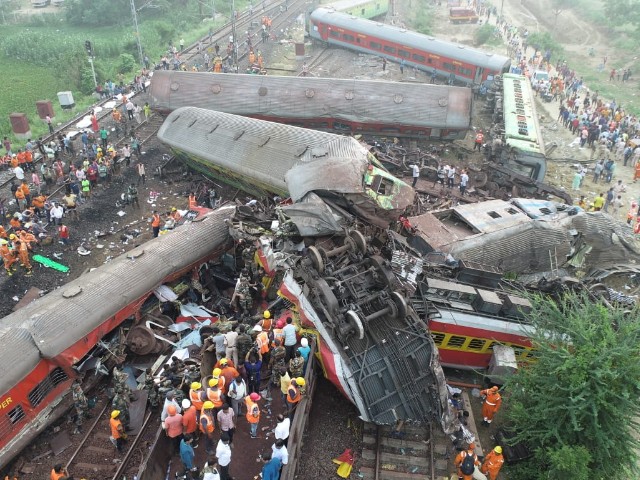 Vagony leží napříč přes koleje. Při nejhorší nehodě století v Indii zemřely stovky lidí