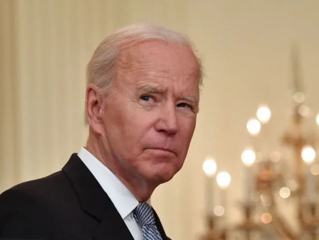 VIDEO: Biden se bouchl do hlavy jen několik hodin poté, co spadl na ceremonii