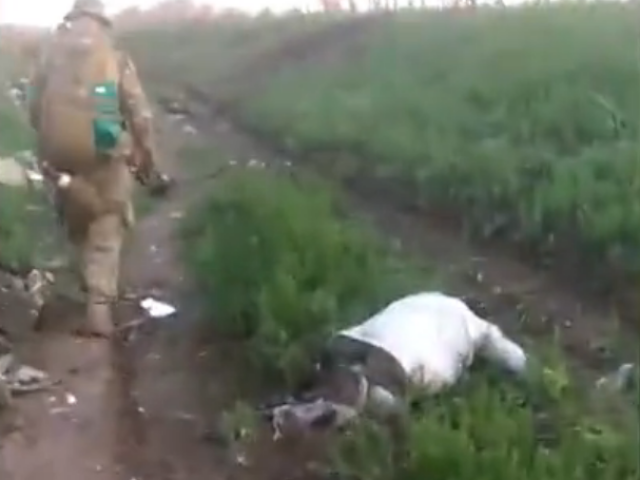 VIDEO: Ukrajinští vojáci chodí kolem mrtvol Rusů. Jatka u Bachmutu neskončila