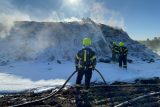 Hasiči po požáru zasypávají nehořlavým materiálem skládku na Přerovsku. Povolali těžkou techniku
