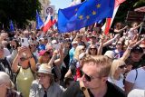 ‚Největší protest posledních 30 let.‘ Ve Varšavě vyšlo do ulic demonstrovat proti vládě půl milionu lidí