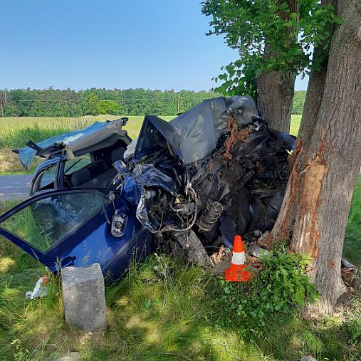 Řidička na Českobudějovicku narazila do stromu, na místě zemřela