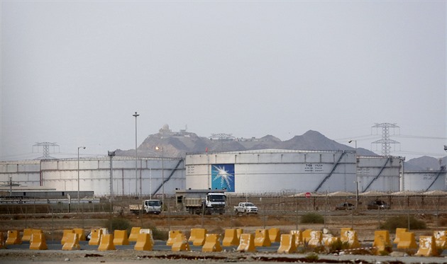 Saúdská Arábie omezí dodávky ropy o milion barelů denně. Chce zvýšit cenu
