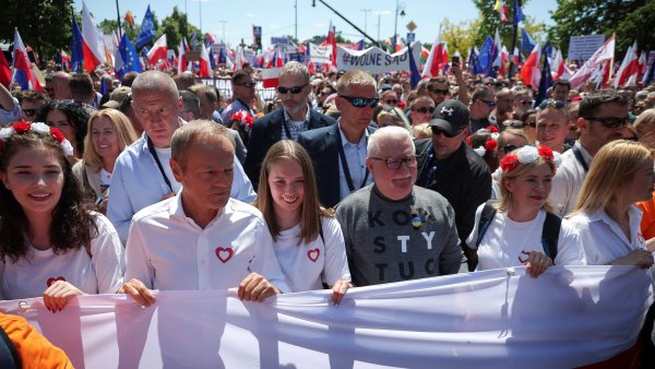 Statisíce lidí v ulicích. Polská opozice nakročila k úspěchu v osudových volbách a Kaczyński je v defenzivě