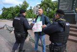 Třetí narozeniny za mřížemi. Ruská policie zatkla desítky lidí, kteří přišli Navalnému vyjádřit podporu