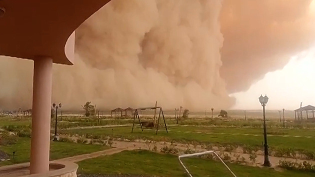 VIDEO: Egypt pohltila oblaka prachu. Písečná bouře uzavřela průplav