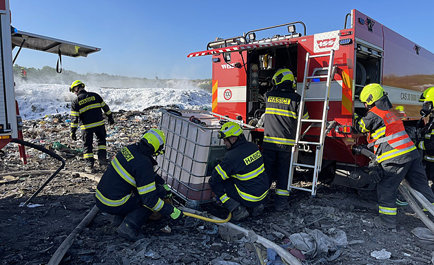 Zásah hasičů u požáru skládky na Přerovsku skončil, škoda je nulová