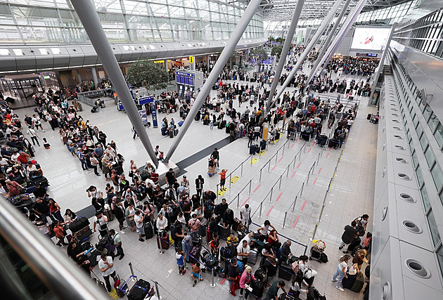 Chaos na letištích nebude, slibují aerolinky. Poučily se z loňských problémů