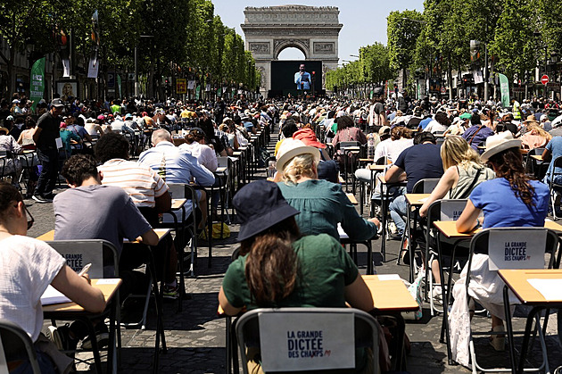 OBRAZEM: Champs-Elysées se proměnila v učebnu. Tisíce lidí psaly diktát
