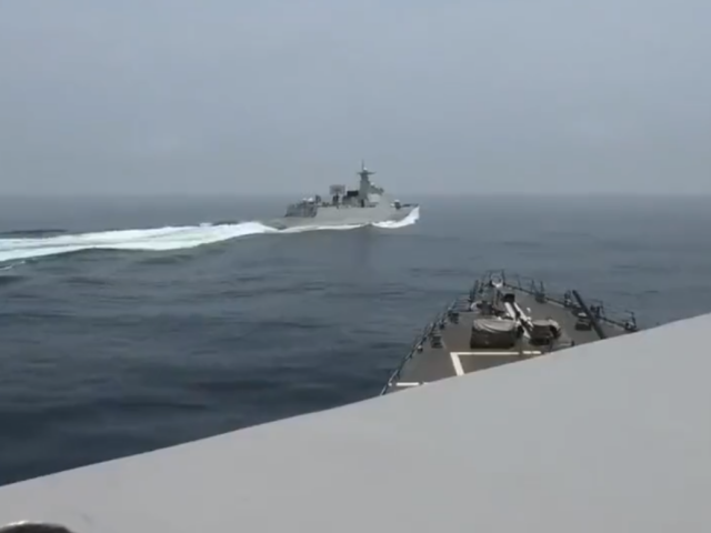 VIDEO: Kousek od srážky. Čínská válečná loď u Tchajwanu vplula před americkou