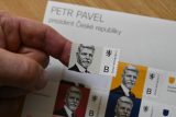 Česká pošta začíná prodávat nový aršík známek s portrétem prezidenta Pavla. Jeho cena je 230 korun