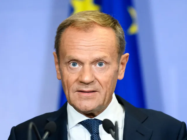 Evropská komise zahájí řízení s Polskem, nelíbí se jí „lex Tusk“