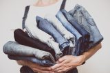 Přibývá lidí, kteří omezují praní oblečení. Šetří to materiály i čas, oblečení stačí vyvětrat, tvrdí zastánci