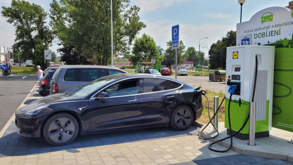 Elektromobilům v Praze skončí parkování zdarma. Podle Hřiba nemá smysl, chce raději stavět nabíječky
