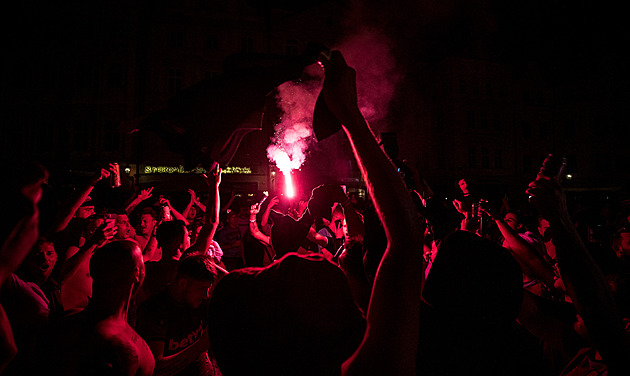 Fanoušci West Hamu divoce slavili v centru Prahy, na policisty házeli lahve