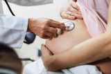 Polské úřady nařídily vyšetřování úmrtí těhotné ženy. Pozůstalí označují chování zdravotníků za mučení