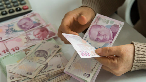 Turecká lira strmě padá, podle expertů jde o zdravý vývoj. Je to reakce na nástup nového ministra financí