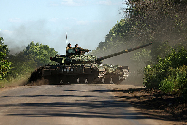 Ukrajinské tanky se valí do boje, Rusové je hlásí na frontě u Záporoží