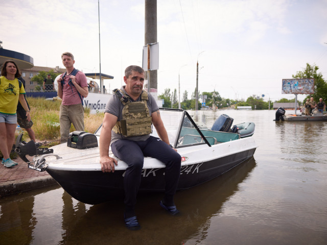 VIDEO: Rusové dál trápí zaplavený Cherson. Ostřelovali ho, i když tam byl Zelenskyj