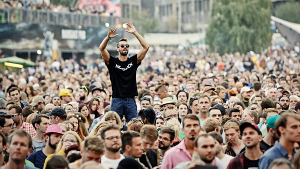 Začíná nejdražší česká festivalová sezona. Lístek stojí až o pětinu více než loni