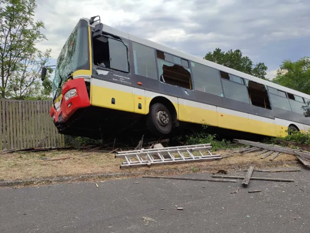 Autobus sjel v Litvínově do příkopu. Vážně zraněné dítě zachraňují lékaři