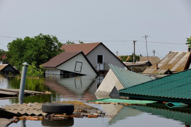 

V Chersonské oblasti zaplavené po zničení Kachovské přehrady začala voda klesat, evakuace ale pokračují

