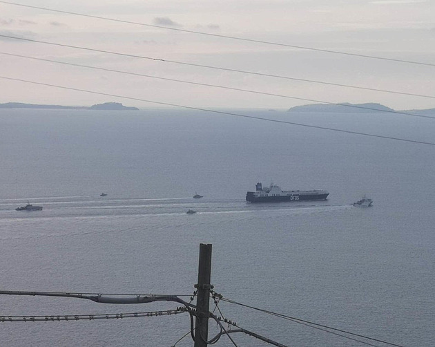 Nákladní loď u Neapole přepadli migranti, speciální síly s nimi bojují z vrtulníku